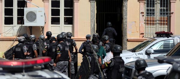 Agentes de policía entran en la cárcel de Manaos - Sputnik Mundo