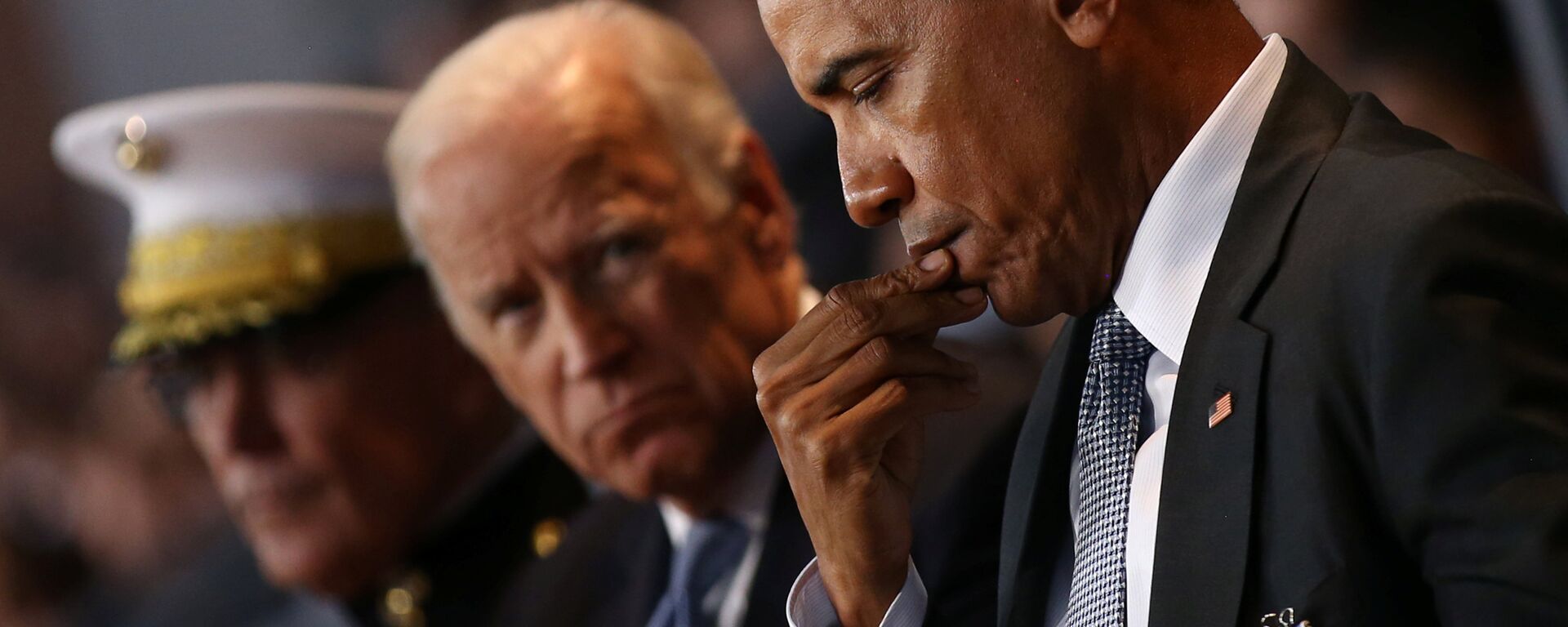 U.S. President Barack Obama attends a military full honor review farewell ceremony given in his honor, accompanied by Vice President Joe Biden (C) and Joint Chiefs of Staff Chairman Gen. Joseph Dunford (L) at Joint Base Myer-Henderson in Washington, U.S. January 4, 2017.  - Sputnik Mundo, 1920, 28.06.2021