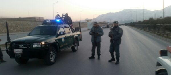 Afghan policemen stand guard at the site of a suicide bomb attack in Kabul - Sputnik Mundo