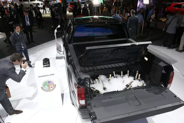 Salón del Automóvil de Detroit: belleza y sensualidad sobre cuatro ruedas Salón del Automóvil de Detroit: belleza y sensualidad sobre cuatro ruedas - Sputnik Mundo