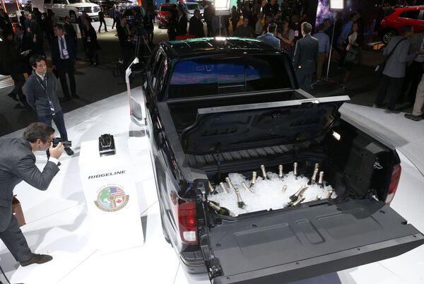 Salón del Automóvil de Detroit: belleza y sensualidad sobre cuatro ruedas - Sputnik Mundo