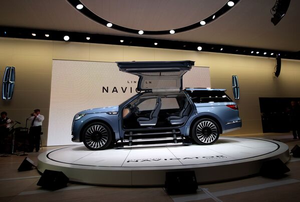 Salón del Automóvil de Detroit: belleza y sensualidad sobre cuatro ruedas - Sputnik Mundo