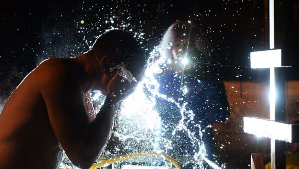 Celebración de la Epifanía en aguas heladas en Moscú - Sputnik Mundo