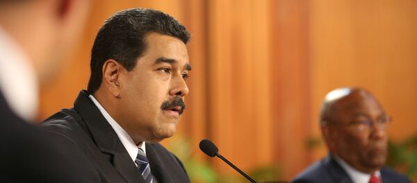 Venezuela's President Nicolas Maduro (C) speaks during a meeting with businessmen in Caracas, Venezuela - Sputnik Mundo