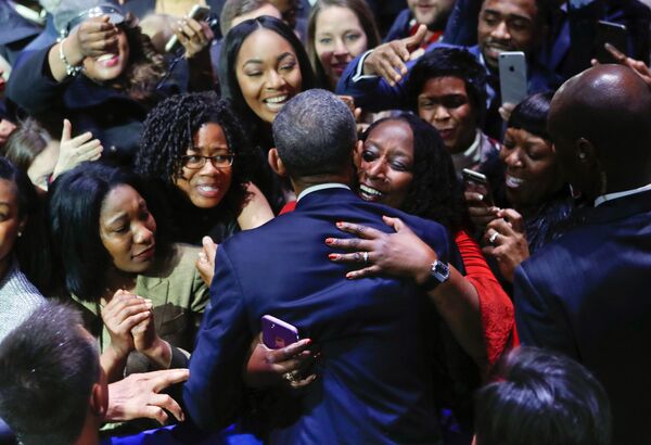 El adiós de Obama: abrazos y lágrimas durante el último discurso del presidente de EEUU - Sputnik Mundo