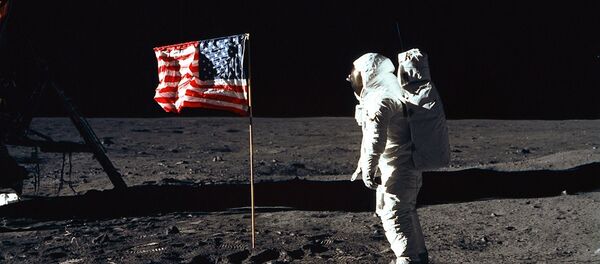 Astronauta estadounidense en la Luna - Sputnik Mundo