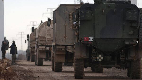 Free Syrian Army fighters gesture as Turkish military vehicles drive in the Syrian rebel-held town of al-Rai while heading towards the northern Syrian town of al-Bab - Sputnik Mundo