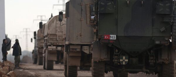 Free Syrian Army fighters gesture as Turkish military vehicles drive in the Syrian rebel-held town of al-Rai while heading towards the northern Syrian town of al-Bab Free Syrian Army fighters gesture as Turkish military vehicles drive in the Syrian rebel-held town of al-Rai while heading towards the northern Syrian town of al-Bab - Sputnik Mundo