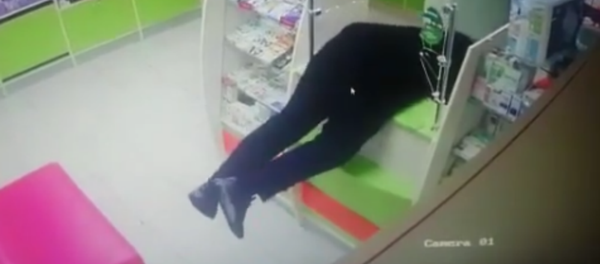 #EpicFail: un ladrón con algunos kilos de más se queda atrapado en un mostrador - Sputnik Mundo