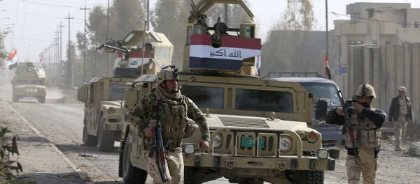 Iraqi army members run during a battle against Islamic State militants, in the Wahda district of eastern Mosul Iraqi army members run during a battle against Islamic State militants, in the Wahda district of eastern Mosul - Sputnik Mundo