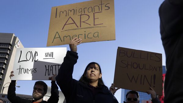 Marcha de inmigrantes contra Trump - Sputnik Mundo