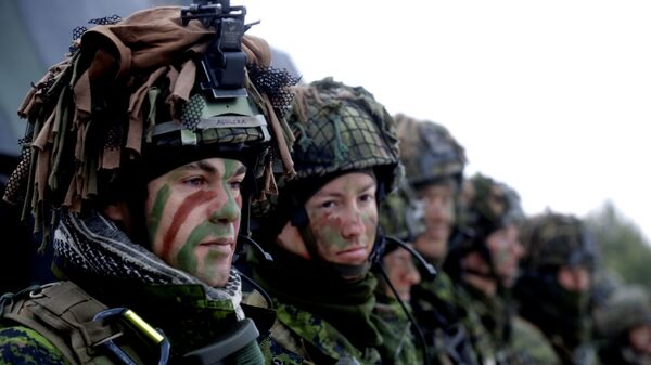 Lithuanian troops along with the other troops from 11 NATO nations take part in the exercise in urban warfare during Iron Sword exercise in the mock town near Pabrade, Lithuania, December 2, 2016. - Sputnik Mundo