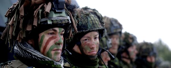 Lithuanian troops along with the other troops from 11 NATO nations take part in the exercise in urban warfare during Iron Sword exercise in the mock town near Pabrade, Lithuania, December 2, 2016. - Sputnik Mundo
