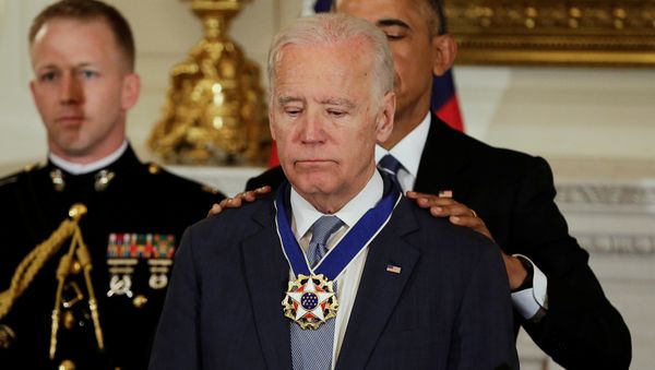 El presidente de EEUU Barack Obama otorga Medalla Presidencial de la Libertad al vicepresidente Joe Biden El presidente de EEUU Barack Obama otorga Medalla Presidencial de la Libertad al vicepresidente Joe Biden - Sputnik Mundo