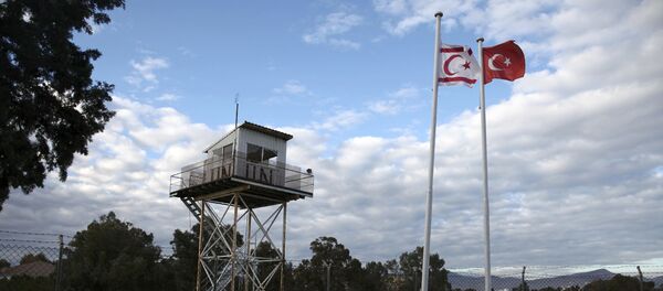 Banderas de Chipre del Norte y de Turquía en la ciudad dividida de Nicosia - Sputnik Mundo