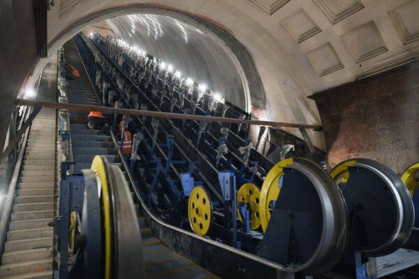 Instalación de las escaleras mecánicas en el metro de Moscú - Sputnik Mundo