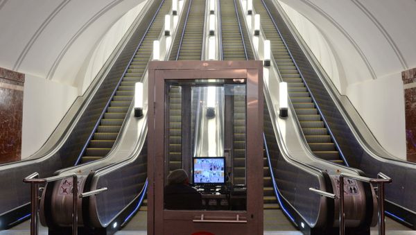 Las escaleras mecánicas en la estación Frúnzenskaya del metro de Moscú Las escaleras mecánicas en la estación Frúnzenskaya del metro de Moscú - Sputnik Mundo
