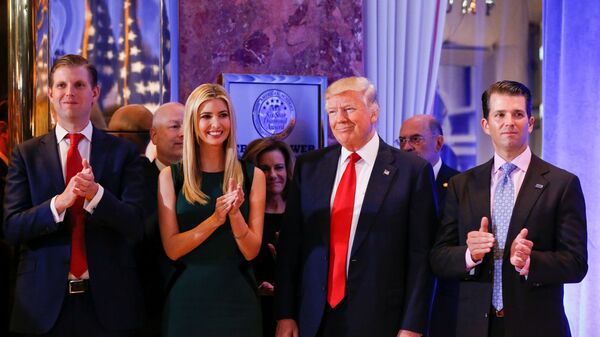 Eric Trump, Ivanka Trump, expresidente de EEUU Donald Trump y Donald Trump, Jr - Sputnik Mundo