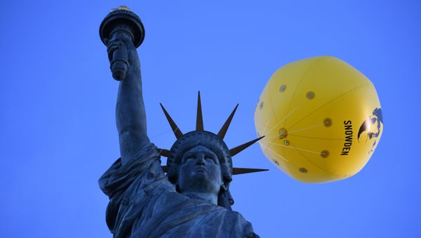 A balloon bearing the effigy of former US intelligence contractor and whistle blower Edward Snowden is seen attached to the Statue of Liberty replica by French sculptor Auguste Bartholdi A balloon bearing the effigy of former US intelligence contractor and whistle blower Edward Snowden is seen attached to the Statue of Liberty replica by French sculptor Auguste Bartholdi - Sputnik Mundo
