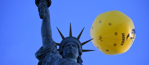 A balloon bearing the effigy of former US intelligence contractor and whistle blower Edward Snowden is seen attached to the Statue of Liberty replica by French sculptor Auguste Bartholdi A balloon bearing the effigy of former US intelligence contractor and whistle blower Edward Snowden is seen attached to the Statue of Liberty replica by French sculptor Auguste Bartholdi - Sputnik Mundo