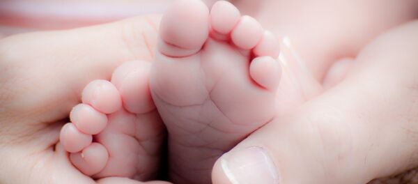 Los pies de un bebé - Sputnik Mundo