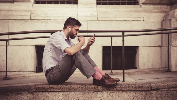 Un hombre con un smartphone (archivo) - Sputnik Mundo