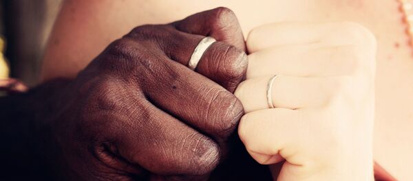 Las manos de una pareja multirracial (imagen referencial) - Sputnik Mundo