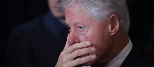 Former President Bill Clinton listens as his wife, Democratic presidential candidate Hillary Clinton speaks in New York, Wednesday, Nov. 9, 2016. Clinton conceded the presidency to Donald Trump in a phone call early Wednesday morning, a stunning end to a campaign that appeared poised right up until Election Day to make her the first woman elected U.S. president.  - Sputnik Mundo