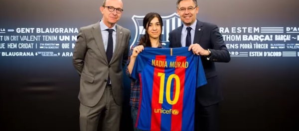 El FC Barcelona recibe a Nadia Murad, la yazidí símbolo de los derechos de la mujer El FC Barcelona recibe a Nadia Murad, la yazidí símbolo de los derechos de la mujer - Sputnik Mundo