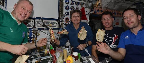 Oleg Novitski y sus colegas en la Estación Espacial Internacional - Sputnik Mundo