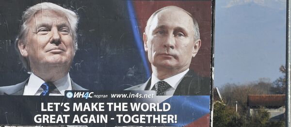 Cars pass by a billboard showing US President-elect Donald Trump and Russian President Vladimir Putin placed by pro-Serbian movement in the town of Danilovgrad on November 16, 2016 Cars pass by a billboard showing US President-elect Donald Trump and Russian President Vladimir Putin placed by pro-Serbian movement in the town of Danilovgrad on November 16, 2016 - Sputnik Mundo