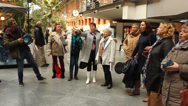 Rusoparlantes cantan 'Les deseamos felicidad' en Atocha, Madrid, 15 de enero de 2017 - Sputnik Mundo