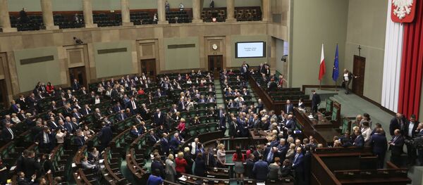 Una protesta de la oposición en el parlamento de Polonia - Sputnik Mundo