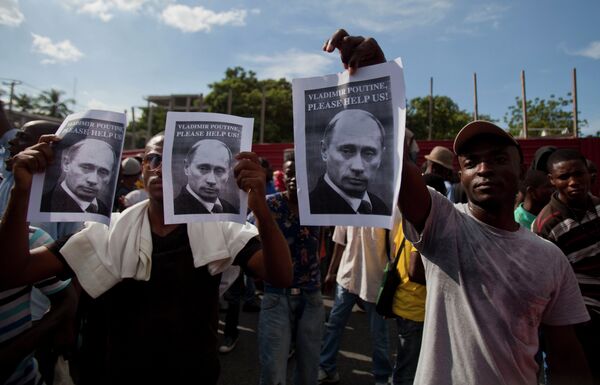 ¡Por favor, ayúdanos!: los manifestantes en Haití con los retratos de Vladímir Putin durante los disturbios de 2014 - Sputnik Mundo