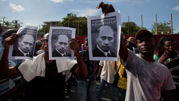 ¡Por favor, ayúdanos!: los manifestantes en Haití con los retratos de Vladímir Putin durante los disturbios de 2014 ¡Por favor, ayúdanos!: los manifestantes en Haití con los retratos de Vladímir Putin durante los disturbios de 2014 - Sputnik Mundo