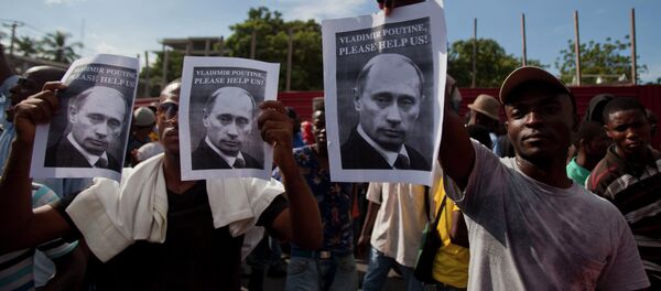 ¡Por favor, ayúdanos!: los manifestantes en Haití con los retratos de Vladímir Putin durante los disturbios de 2014 ¡Por favor, ayúdanos!: los manifestantes en Haití con los retratos de Vladímir Putin durante los disturbios de 2014 - Sputnik Mundo