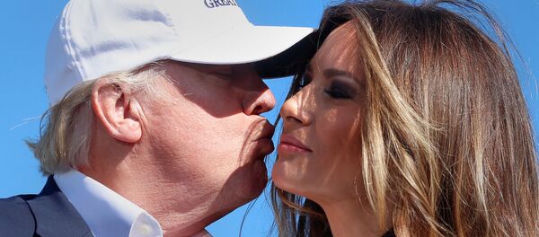 Republican presidential nominee Donald Trump kisses his wife Melania Trump at a campaign rally in Wilmington, North Carolina Florida, U.S. November 5, 2016. Republican presidential nominee Donald Trump kisses his wife Melania Trump at a campaign rally in Wilmington, North Carolina Florida, U.S. November 5, 2016. - Sputnik Mundo