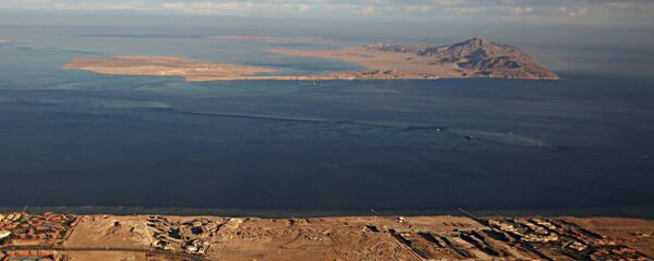 A picture taken on January 14, 2014 through the window of an airplane shows the Red Sea's Tiran (foreground) and the Sanafir (background) islands - Sputnik Mundo