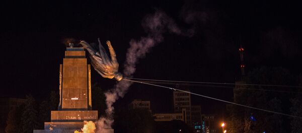 Desmontaje de un monumento de Lenin en la cuidad ucraniana de Kharkiv Desmontaje de un monumento de Lenin en la cuidad ucraniana de Kharkiv - Sputnik Mundo