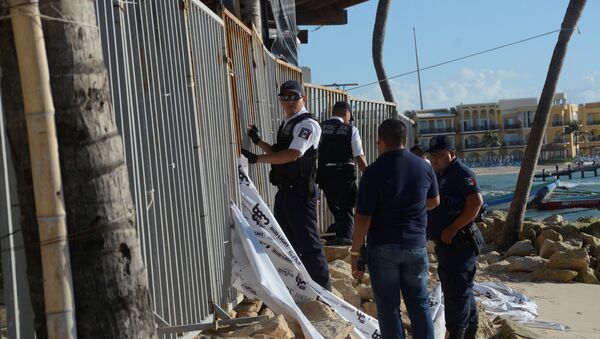 Policía cerca del club Blue Parrot de Playa de Carmen - Sputnik Mundo