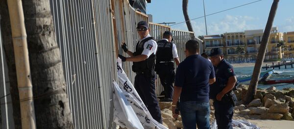 Policía cerca del club Blue Parrot de Playa de Carmen - Sputnik Mundo