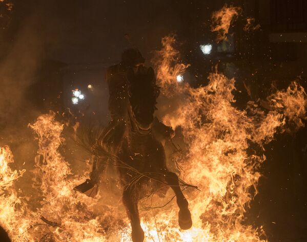 Las Luminarias o el festival de la purificación por el fuego en España - Sputnik Mundo