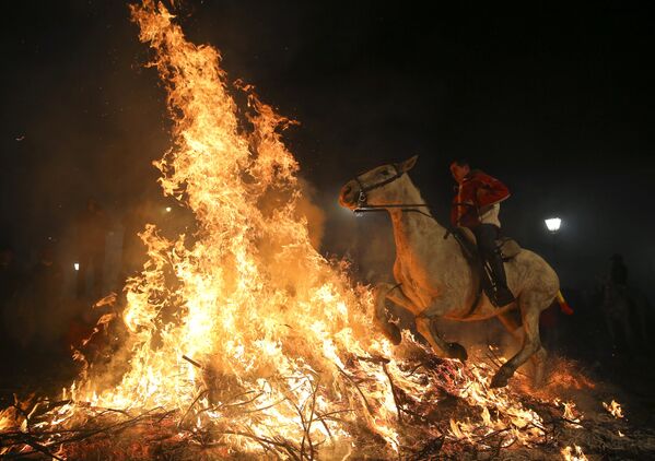 Las Luminarias o el festival de la purificación por el fuego en España - Sputnik Mundo