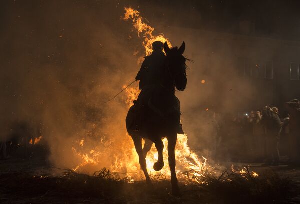 Las Luminarias o el festival de la purificación por el fuego en España - Sputnik Mundo