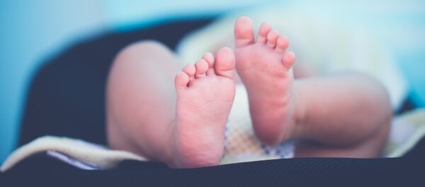 Pies de un bebé (archivo) - Sputnik Mundo