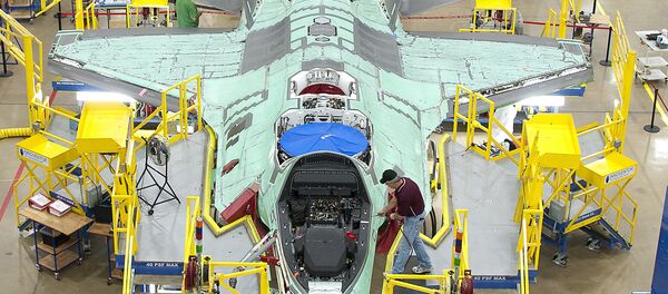 Línea de ensamblaje del F-35 en Fort Worth, EEUU, 13 de octubre de 2011 - Sputnik Mundo