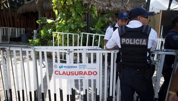 Policía cerca del club Blue Parrot de Playa de Carmen - Sputnik Mundo