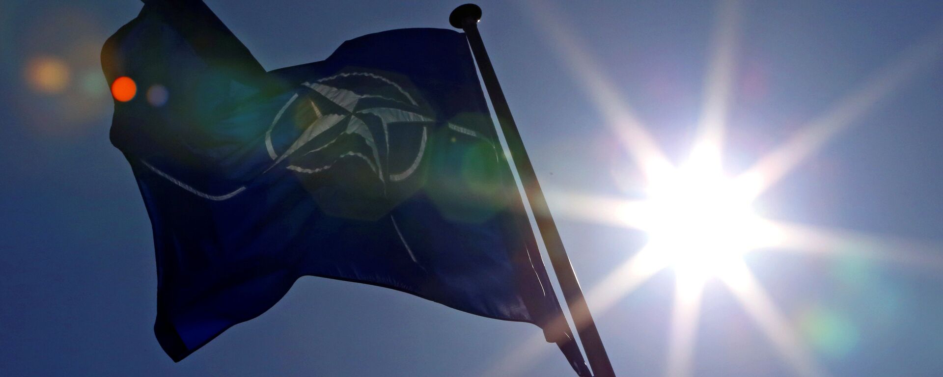 A NATO flag flies at the Alliance's headquarters in Brussels - Sputnik Mundo, 1920, 11.01.2022