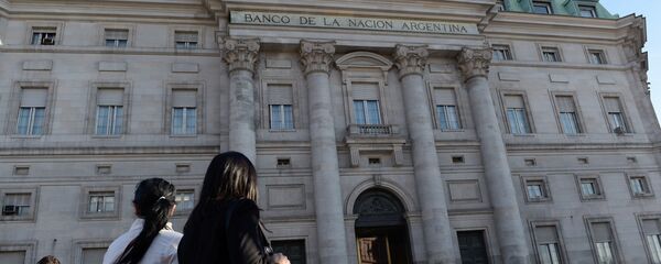 Gente pasa por el Banco de la Nación Argentina - Sputnik Mundo