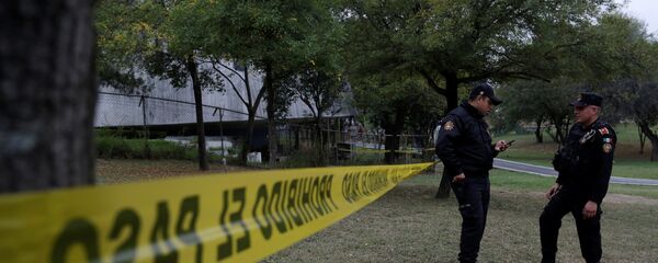 Police officers stand at a police line outside the Colegio Americano del Noreste after a student opened fire at the American school in Monterrey, Mexico Police officers stand at a police line outside the Colegio Americano del Noreste after a student opened fire at the American school in Monterrey, Mexico - Sputnik Mundo